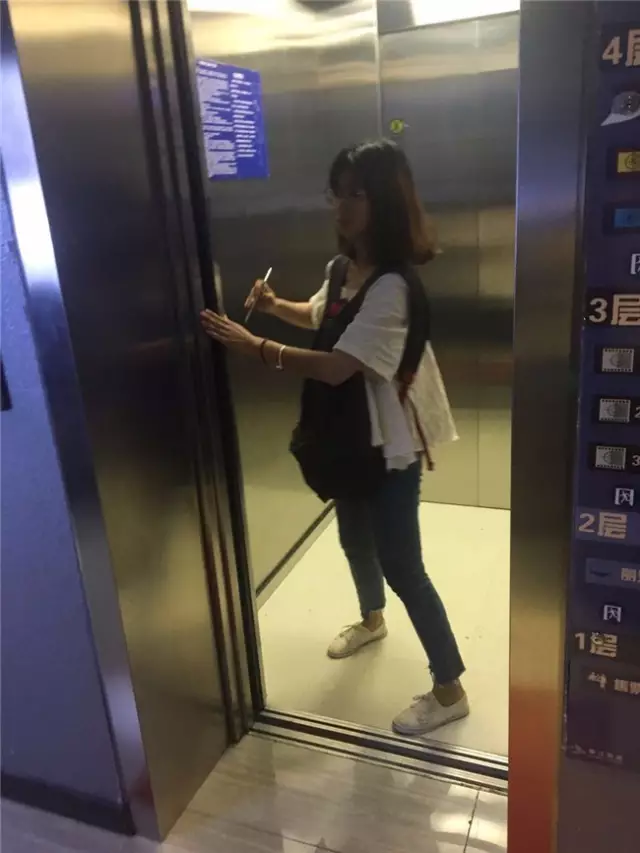 电梯感应有盲区，电梯门关闭时千万别这样做！